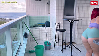 I hired the naughty maid who wears shorts, that ass is delicious, I'm crazy with lust