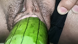 Chick spread her legs in homemade porn