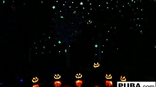 2 hot blondes share Halloween scare