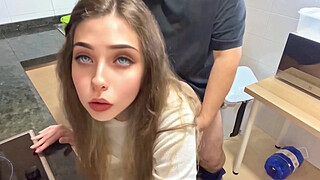 The girl who cleans the house makes me horny with her jeans, I fuck her hard as she likes them at that age