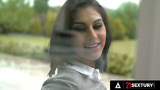 21 SEXTURY - Gorgeous Babe Sarah Cute Gets Hot Facial After Being Double Penetrated By Two Big Cocks