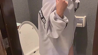 Would someone like to masturbate in front of each other in the toilet? I want to masturbate while watching someone stroking their penis.