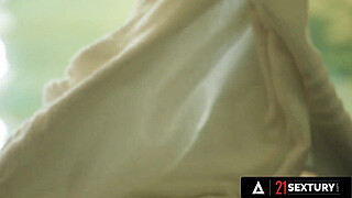 21 SEXTURY - Gorgeous Candee Licious Loves Getting Fucked Her Both Holes At The Same Time