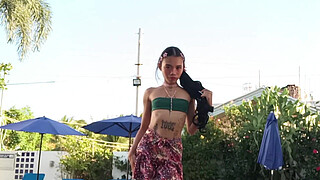 Horror story about petite princess and giant monster who attacks in every moment