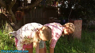 Pee loving amateur licks