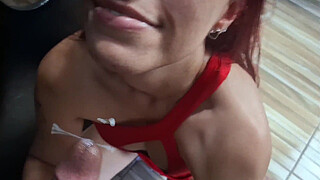 Esposa com fetiche chupa dotadoe engole tudo!