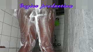 Girls play (2 milfs bathing together)