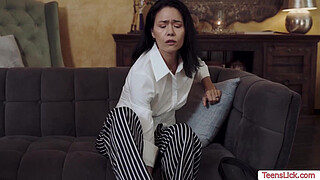 Back massage turns into a pussy licking session