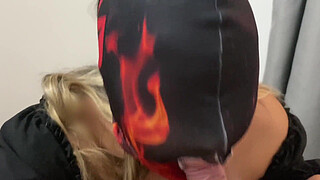 ¿Estás grabando? - Sí suegra, pero con la máscara puesta para que mi esposa no nos descubra