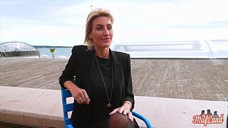 Anouk, an elegant woman, is looking for a well-veined cock.