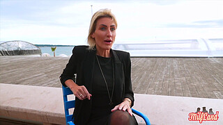 Anouk, an elegant woman, is looking for a well-veined cock.