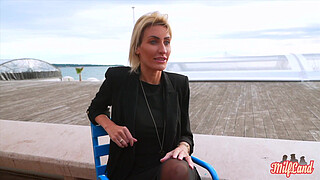 Anouk, an elegant woman, is looking for a well-veined cock.