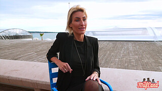 Anouk, an elegant woman, is looking for a well-veined cock.